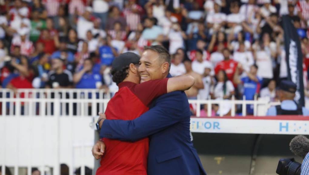 El cariñoso saludo entre Pedro Troglio y Hernán ‘La Tota’ Medina antes del inicio del partido.