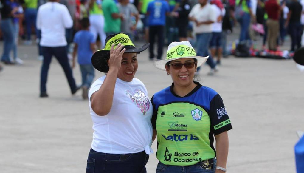 Los sombreros no faltan en las aficionadas del Olancho FC para protegerse del sol.