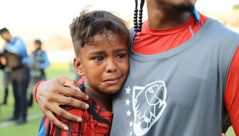 El pequeño fanático del Vida no pudo contener la emoción de este histórico triunfo y derramó lágrimas.