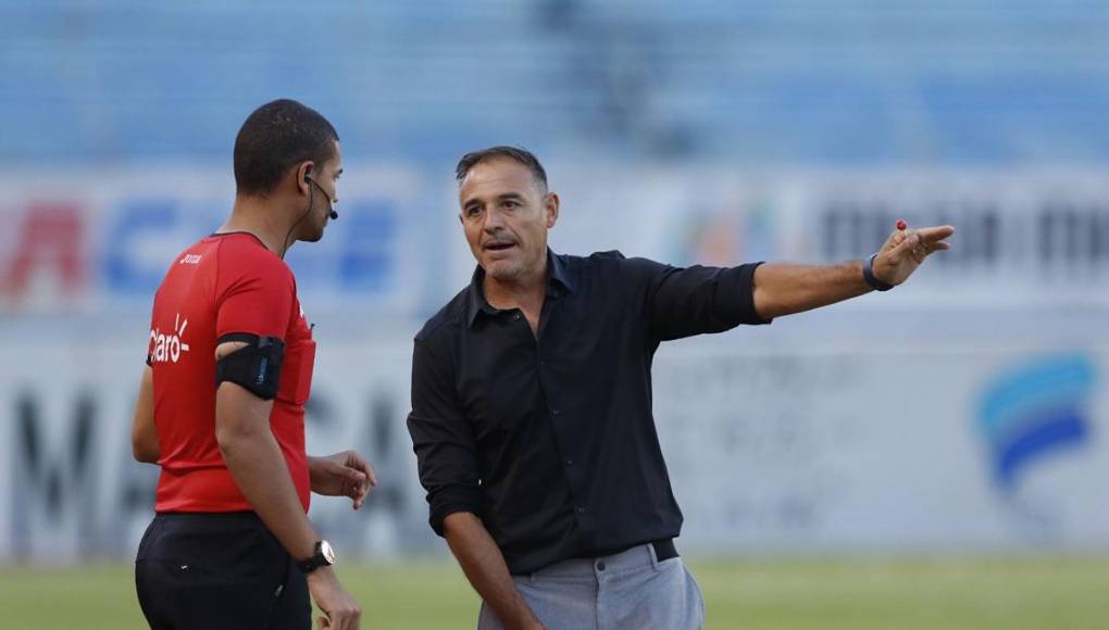 Hernán ‘La Tota‘ Medina le reclama al cuarto árbitro del clásico sampedrano.