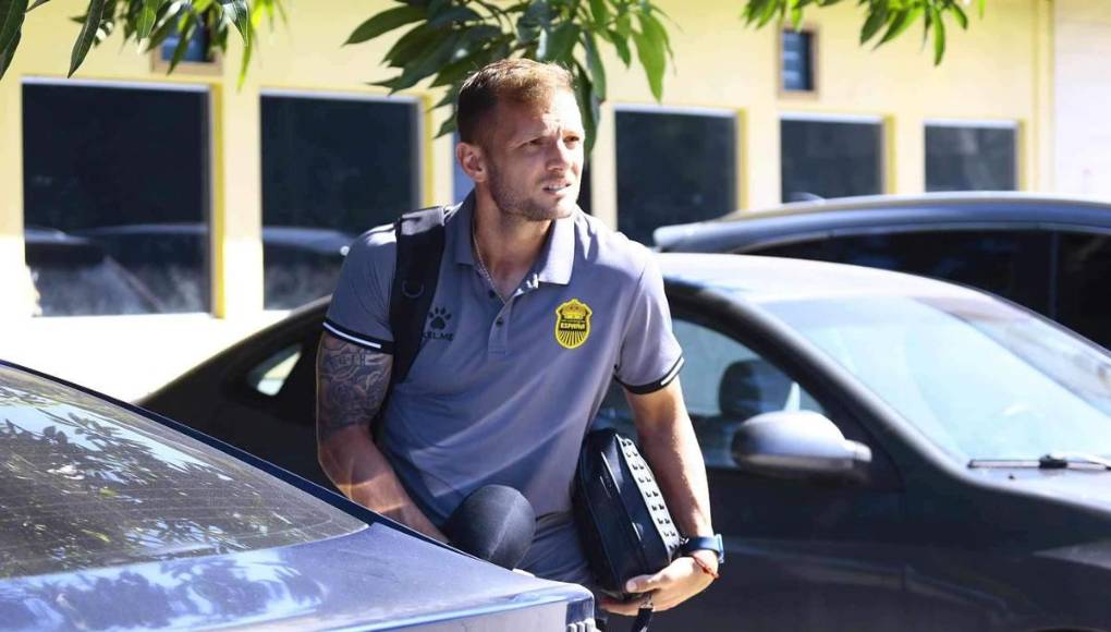 El defensa argentino Sebastián Hernández salió bien preparado para el viaje.