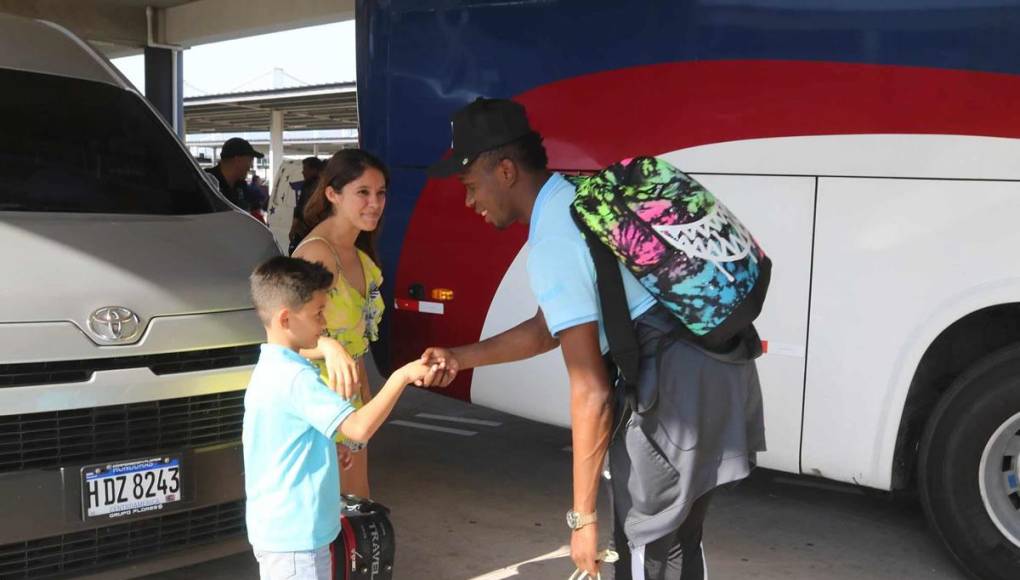 Los seleccionados hondureños se mostraron contentos por el apoyo de aficionados a su regreso al país.