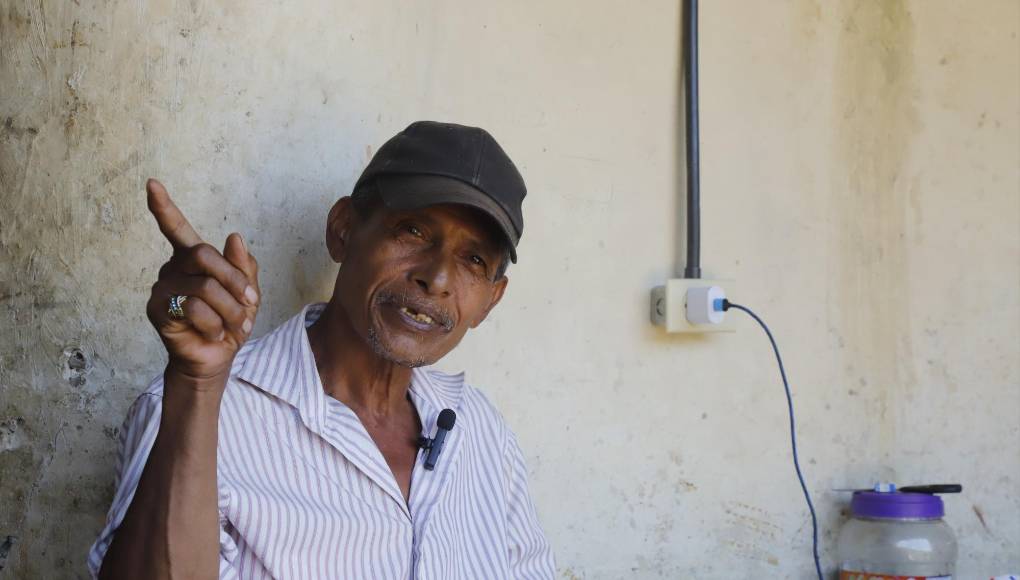 Con nostalgia, Hernández relató que nació y creció en Caballo de Piedra, rodeado de muchas carencias. De niño se dedicó a trabajar la tierra al lado de su padre, debido a que en su comunidad no había escuela y su progenitor no consideraba que la educación fuera una prioridad.