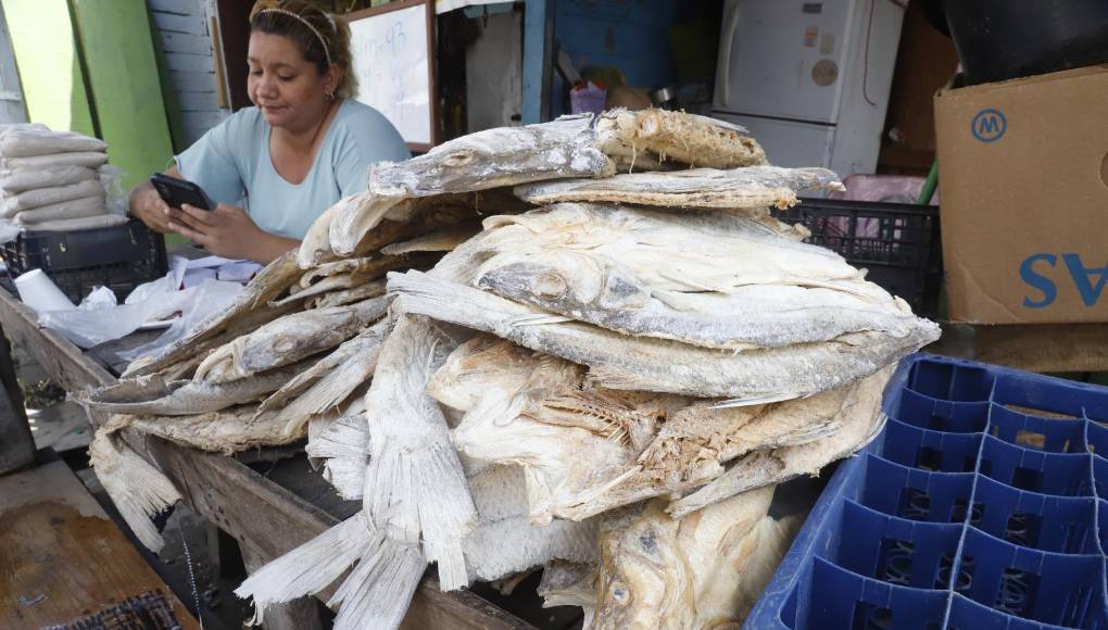 El pescado seco es una tradición culinaria de Semana Santa que despierta distintas reacciones entre quienes prefieren evitar su consumo, por su característico olor, y los que ven en el animal salado un exquisito plato. 
