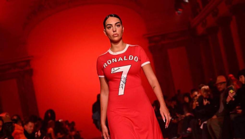 Se trataba de un vestido confeccionado por la firma suiza Vetements y que se parecía a la camiseta que utilizaba el delantero durante su última etapa en el Manchester United.