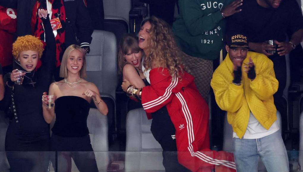 Taylor Swift se hizo acompañar de la actriz estadounidense Blake Lively y juntas vibraron con el Super Bowl.
