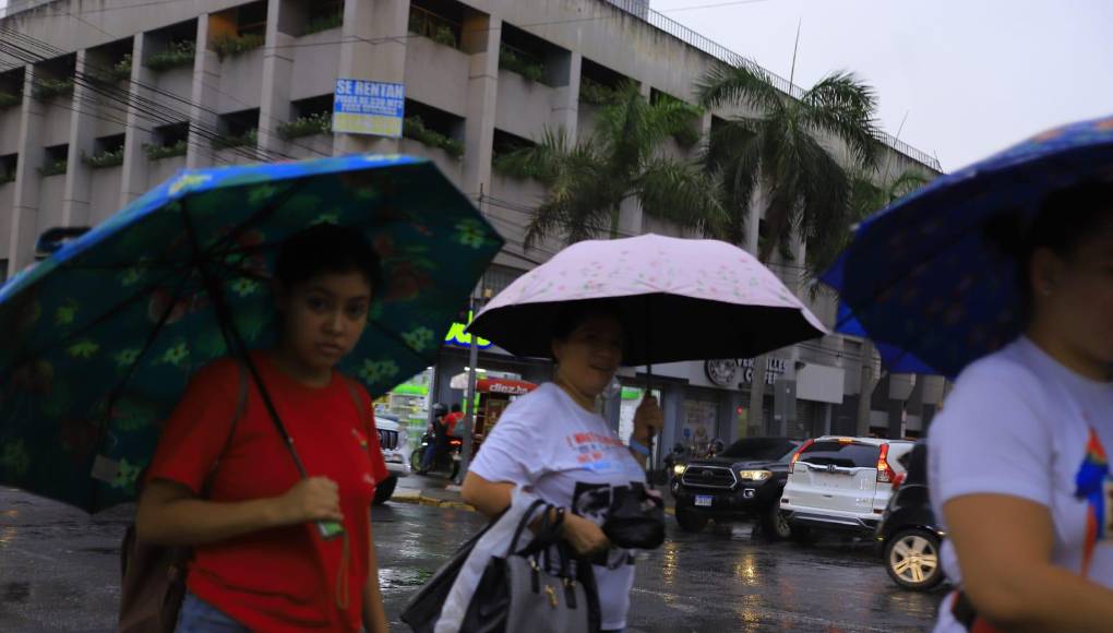 Mañana sábado la convergencia de humedad y viento proveniente del Océano Pacífico y del Mar Caribe estará produciendo lluvias y chubascos débiles dispersos a moderados aislados, con actividad eléctrica, en áreas del suroccidente y occidente del país; en las regiones sur, centro y oriente, se esperan precipitaciones débiles aisladas, y en la región norte prevalecerán las condiciones secas.