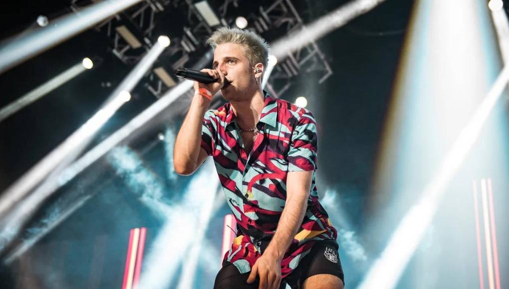 Tras su éxito en las batallas de rap, decidió iniciar su carrera musical. En 2018 lanzó su primer sencillo, “Púrpura”, un trap agresivo. En 2019 lanzó su primer álbum de estudio, “Caravana”, cuyo sencillo de presentación, “Canguro”, se colocó entre los 10 primeros puestos de las listas argentinas por varias semanas, y gracias al cual logró ganar tres Premios Gardel por mejor nuevo artista, mejor álbum/canción urbana y canción del año. También logró ser nominado para los premios Latin Grammy, por mejor nuevo artista.