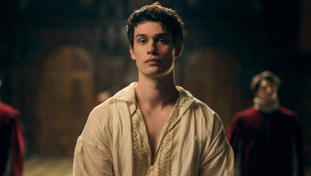 Nicholas Galitzine ama mantenerse activo, ejercitarse, boxear y hacer artes marciales. Desde hace un tiempo, el intérprete de Luke Morrow ha entrenado en krav magá. Esta disciplina de artes marciales mixtas se trata de un estilo de autodefensa militar surgido en Israel. De hecho, es el sistema oficial de defensa personal de las Fuerzas de Defensa y Seguridad israelíes.