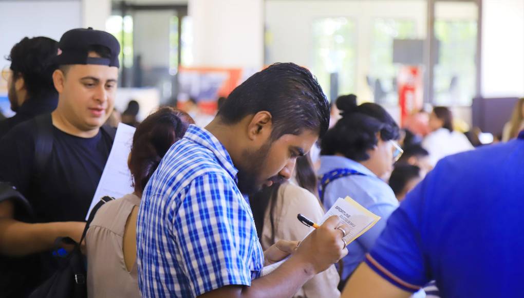 Esta es la primera feria de empleo que realizan Arch Latam y Usaid este año, a la jornada han llegado más de 200 personas, donde la mayoría son jóvenes.