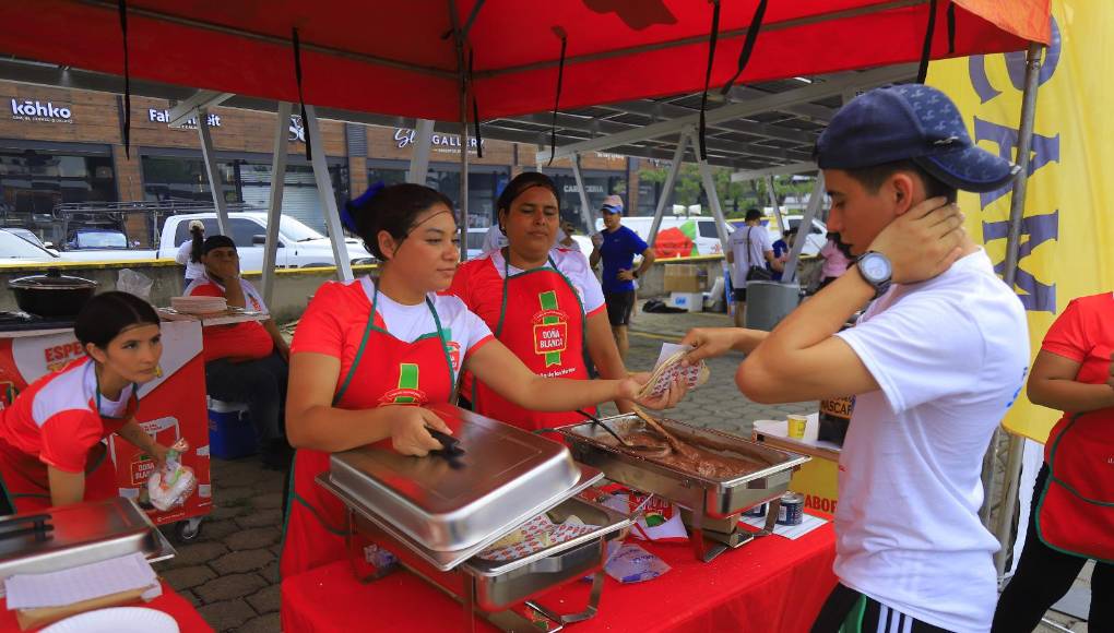 Los participantes también degustaron las deliciosas baleadas cortesías de las empresas patrocinadoras, como harina Doña Blanca.