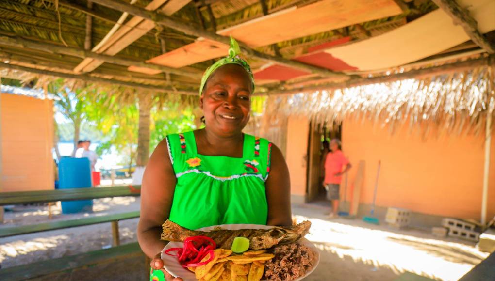 Si se anima a ir en día de semana, doña Chela como le dicen de cariño a Graciela Martínez Cayetano, siempre tiene róbalo fresco acompañado de “rice and bean” en coco, tajadas de plátano y encurtido. Su toque es inigualable, y muchos aseguran que hace la mejor sopa de mariscos de Tela. 