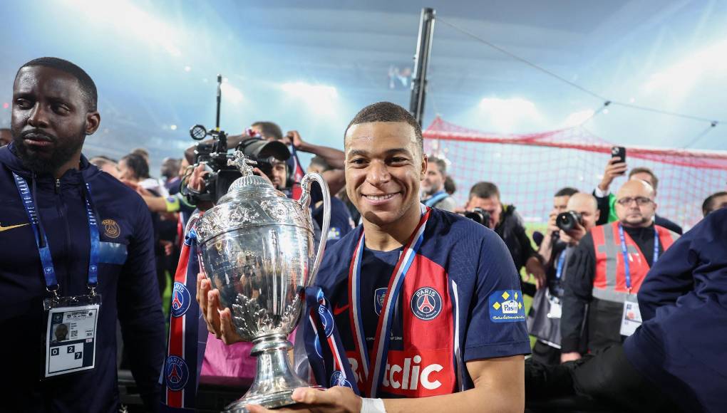 Desde la COPE afirman que Real Madrid tiene planeado anunciar el fichaje de Kylian Mbappé la próxima semana, una vez que disputen la final de Champions en Wembley este sábado. El acuerdo entre ambas partes está resuelto desde febrero y el campeón del mundo se unirá a la ‘Casa Blanca’ con la carta de libertad.