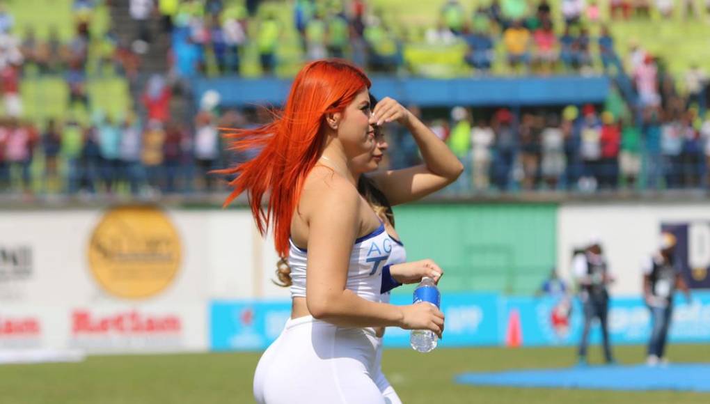 Muchos se han preguntado, ¿quién es la bella pelirroja que robó suspiros en el estadio olanchano?