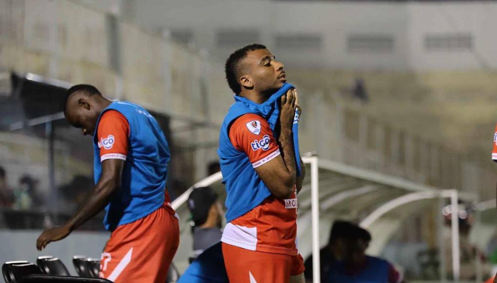 La tristeza y decepción de los jugadores del Vida tras una nueva derrota en el Torneo Clausura 2024 que los complica en la lucha por el no descenso. 