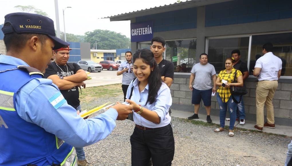 Esta joven recibe su licencia de conducir de manos del agente encargado en el plantel de Tránsito en el sector Calpules.