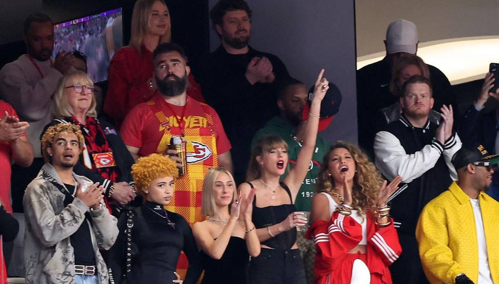 La ganadora de 14 premios Grammy, que está saliendo con el jugador de los Chiefs, Travis Kelce, voló a través de nueve zonas horarias y la fecha límite internacional para llegar aproximadamente dos horas antes del inicio del juego.