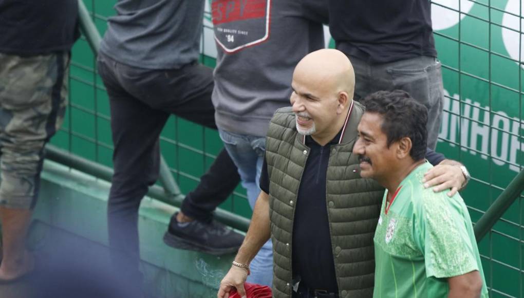 El presidente del Marathón, Orinson Amaya, se hizo presente en el estadio Yankel Rosenthal y se tomó fotos con los aficionados verdolagas.
