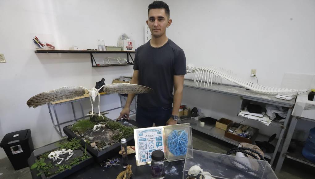 Con mucho esfuerzo, el progreseño cursó sexto grado en la escuela Pilar Martínez y egresó de secundaria en el instituto Roberto Micheletti Bain en 2009, donde destacó por sus calificaciones.