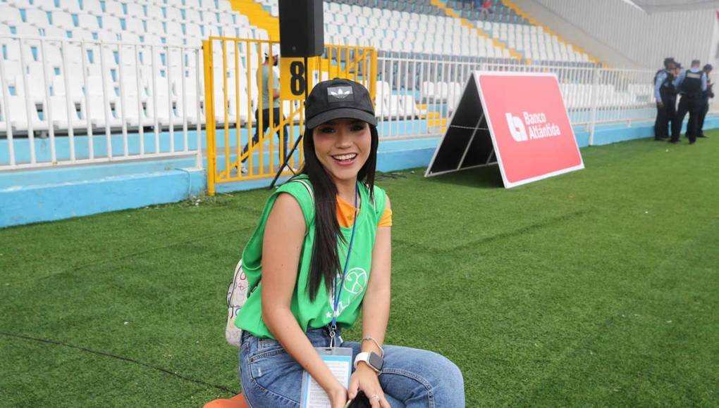 Una bella reportera de campo durante el partido Olimpia-Victoria en el Nacional.