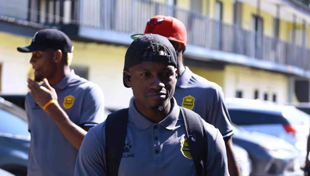 Franklin Flores también quiso robar cámara a los medios presentes.