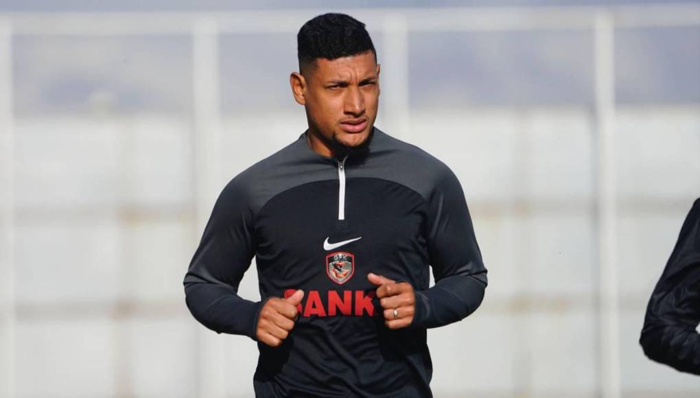 El volante Bryan Acosta se encuentra en Honduras desde marzo luego que fue inhabilitado por el Gaziantep F. K. de la Superliga de Turquía. 