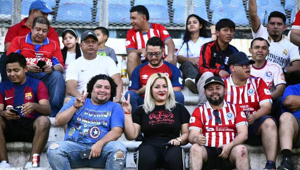 Un buen ambiente amigable se vivió en las graderías del estadio Olímpico Metropolitano de San Pedro Sula.