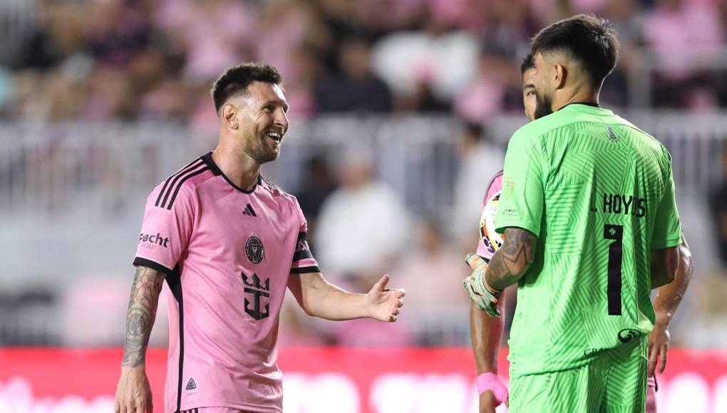 Messi sonriendo con el portero de Newell’s, Lucas Hoyos.
