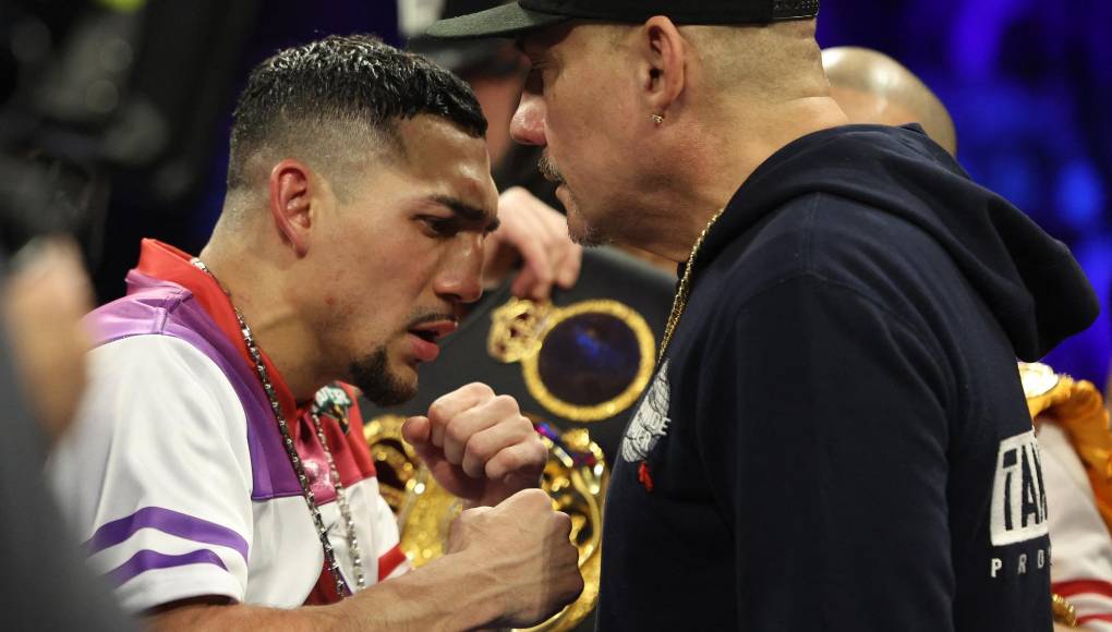Teófimo López rompió en llanto y festejó con su padre el triunfo del combate ante el estadounidense, Jamaine Ortiz. 
