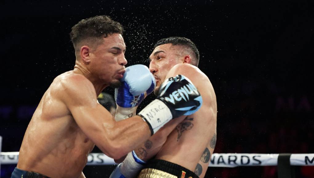 En el Round 7 se detuvo la pelea por unos segundos para atender a Jamaine Ortiz, quien quedó sangrando tras recibir un golpe con la cabeza de Teófimo.