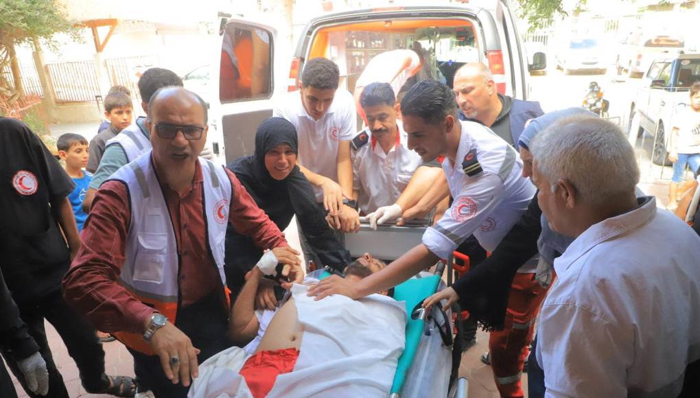 La subasta, que finaliza este viernes, fue puesta en marcha hace una semana por las periodistas, publicistas y cineastas Hannah Farr, Hanna Flint, Julia Jackman, Leila Latif, Sophie Monks Kaufman y Helen Simmons, y el dinero recaudado irá a parar a la organización británica Medical Aid for Palestinians (MAP).