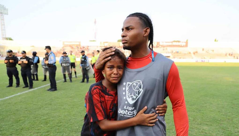 Este niño se robó las cámaras tras el partido.
