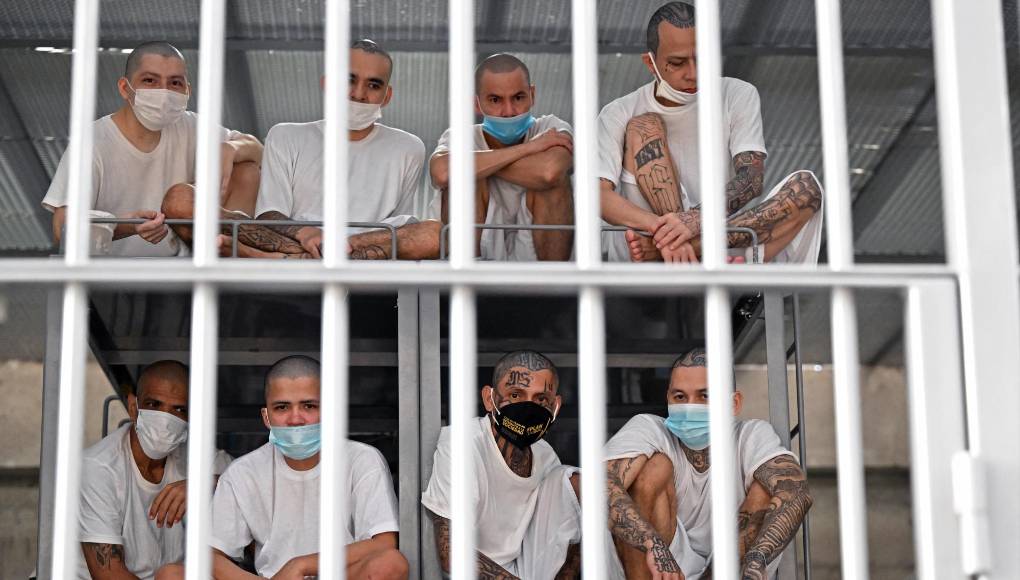 Cada pabellón tiene unos 6.000 metros cuadrados y cada una de sus 32 celdas provistas de barrotes de acero alberga a cerca de un centenar de reos.