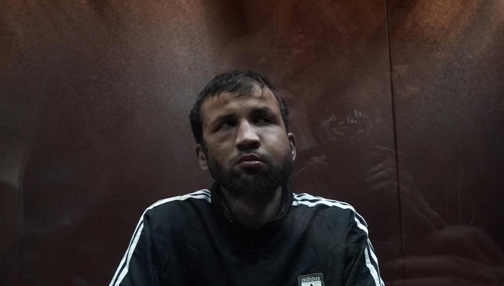 En videos compartidos en redes sociales, los sospechosos aparecieron con el rosto ensangrentado al momento de su captura.