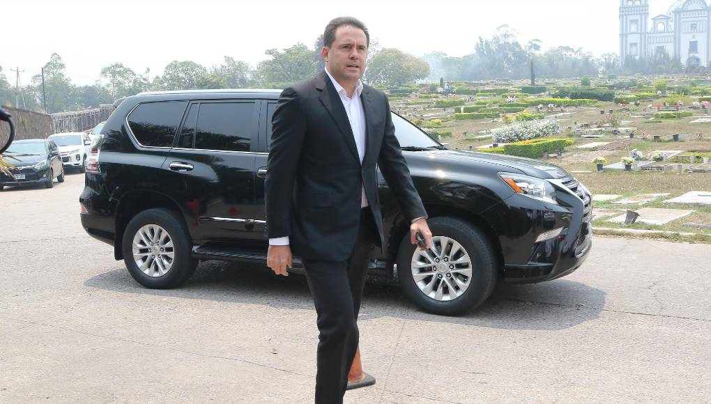 Amigos del empresario Alan Flores llegan a despedirse