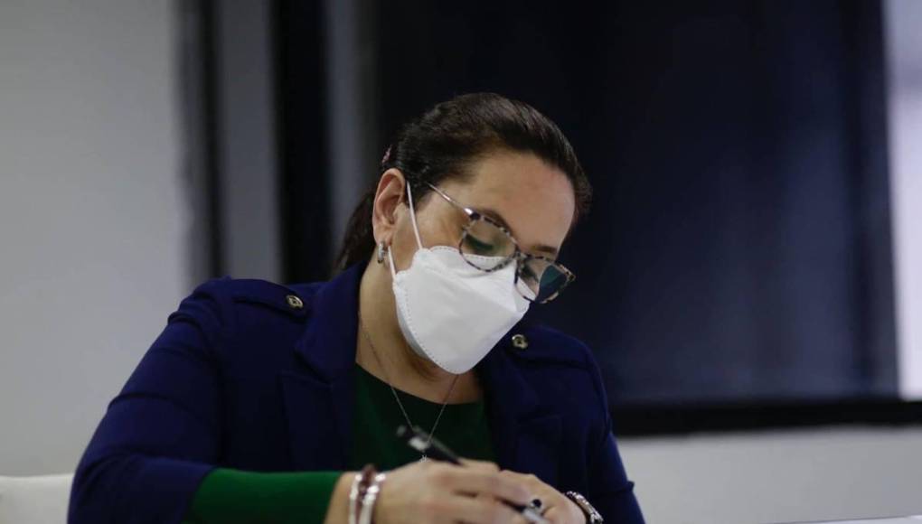 ¿O sea que la “experta” de la DEA contradice la palabra del Presidente de USA y de la DEA, el Servicio de Aduanas y los Guardacostas? En realidad, y según los INCSR, el paso de drogas bajó en grandes porcentajes durante el gobierno de Juan Orlando Hernández”, agregó.