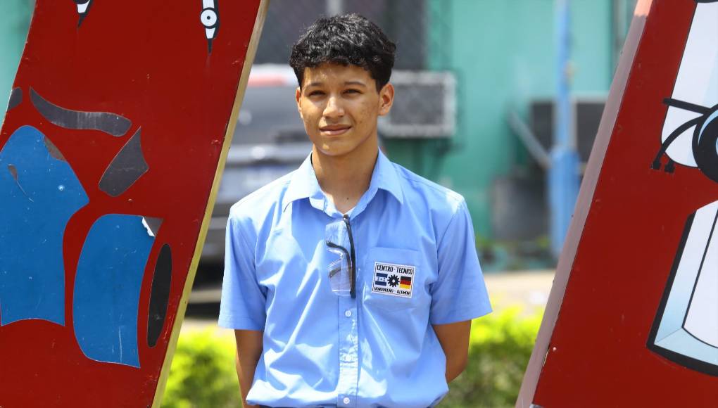 David Isaac García Silva, de 16 años, estudiante de la carrera del undécimo de Bachillerato Técnico Profesional en Mecánica industrial, ocupa el sexto lugar con un índice académico del 97.09%.