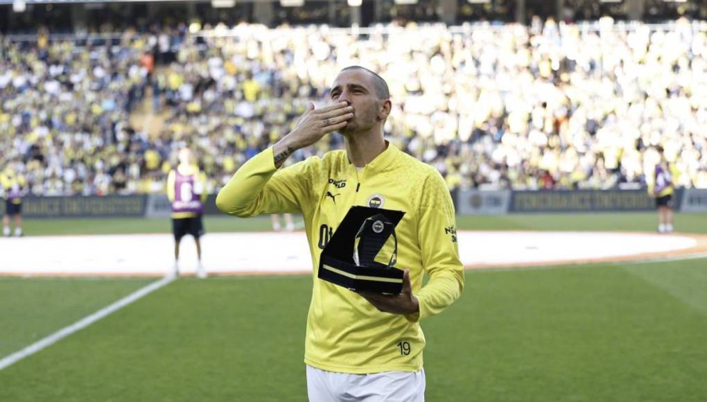 El defensa central italiano Leonardo Bonucci disputó con el Fenerbahce, el último club de su carrera, el encuentro que echó el cierre a su dilatada carrera. A sus 37 años, deja el fútbol el zaguero que llegó a Estambul en junio pasado procedente del Union Berlin. Han sido sus últimos equipos.