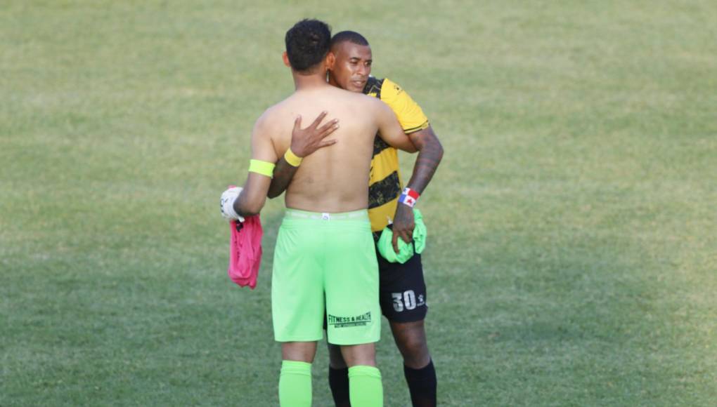 El abrazo entre los panameños César Samudio y Carlos Small tras finalizar el partido.