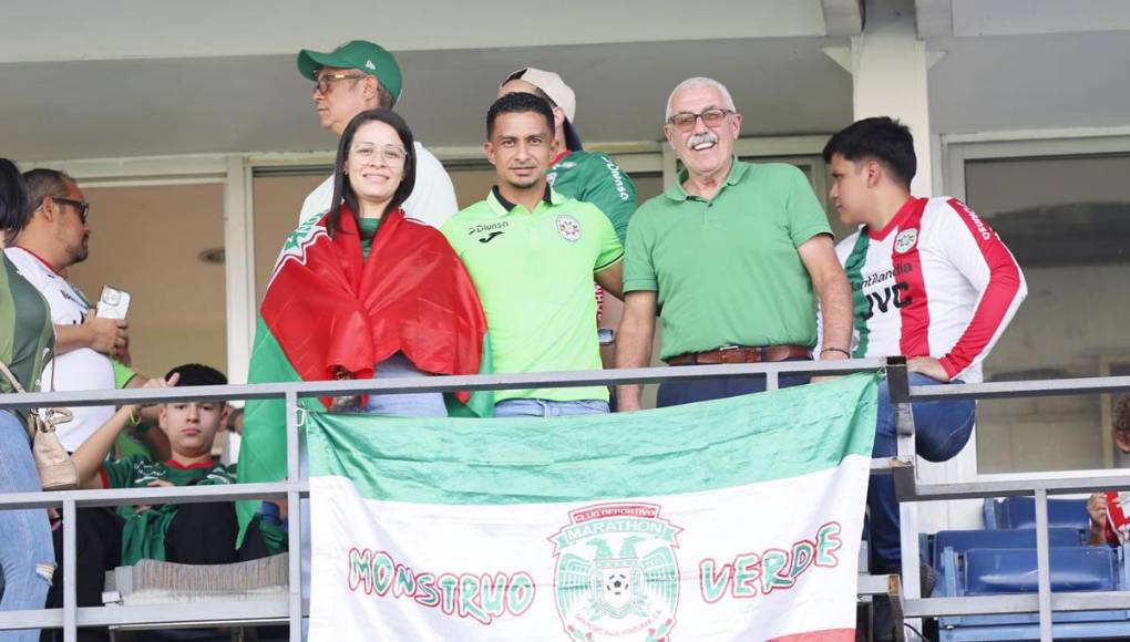 Manuel Keosseián, exentrenador del Marathón, asistió al estadio Nacional junto a Víctor Berríos.