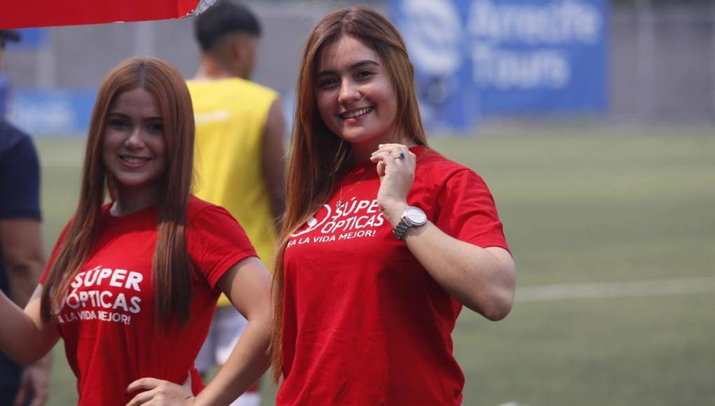 Bellas chicas y ambientazo en la vuelta del UPN-Vida: gran recibimiento al Rojo