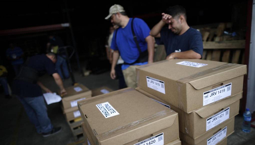 Un régimen de excepción en el que primero se sospecha que impusieron ciertas cuotas para arrestar al mayor número de pandilleros, y que “ahora básicamente se está aplicando a cualquier persona que en determinado momento un policía pueda considerar que está faltando a algún tipo de ley”, según la activista. 