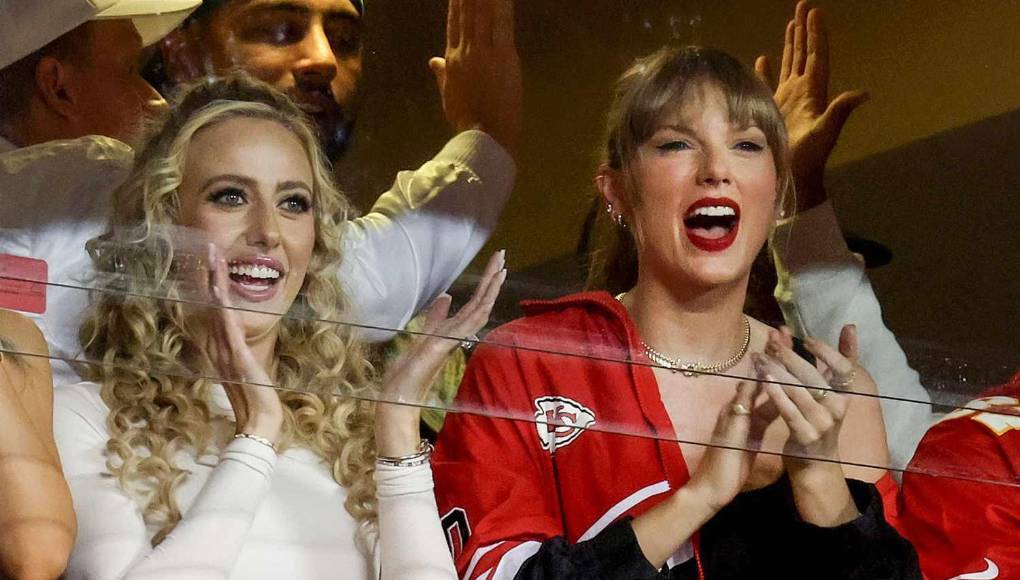 Brittany Mahomes y Taylor Swift hablan todo el tiempo. La suegra de Brittany, Randi Mahomes, dice que ha sido encantador ver crecer su vínculo desde que Taylor, de 34 años, comenzó a salir con Travis Kelce, el compañero de equipo del esposo de Brittany, Patrick Mahomes, en los Kansas City Chiefs.