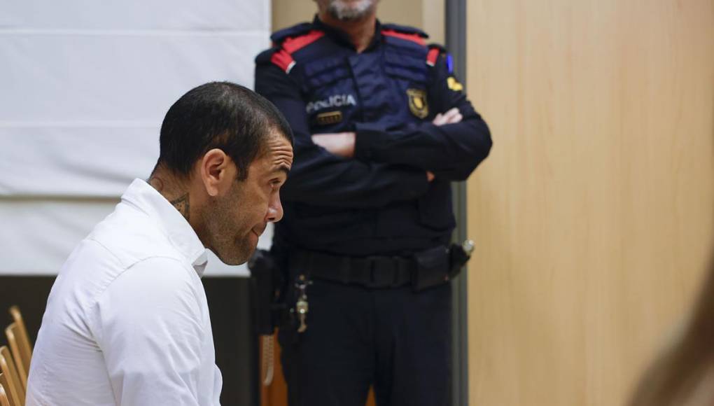 La Fiscalía solicita nueve años de prisión para el exjugador del Barça y del PSG por un supuesto delito de “agresión sexual con penetración”, además del pago de una indemnización de 150.000 euros (unos 162.000 dólares) a la mujer y otra década de libertad vigilada tras cumplir la condena.