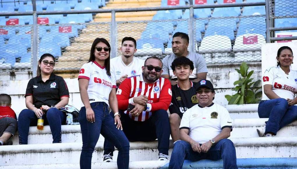 Un buen ambiente amigable se vivió en las graderías del estadio Olímpico Metropolitano de San Pedro Sula.