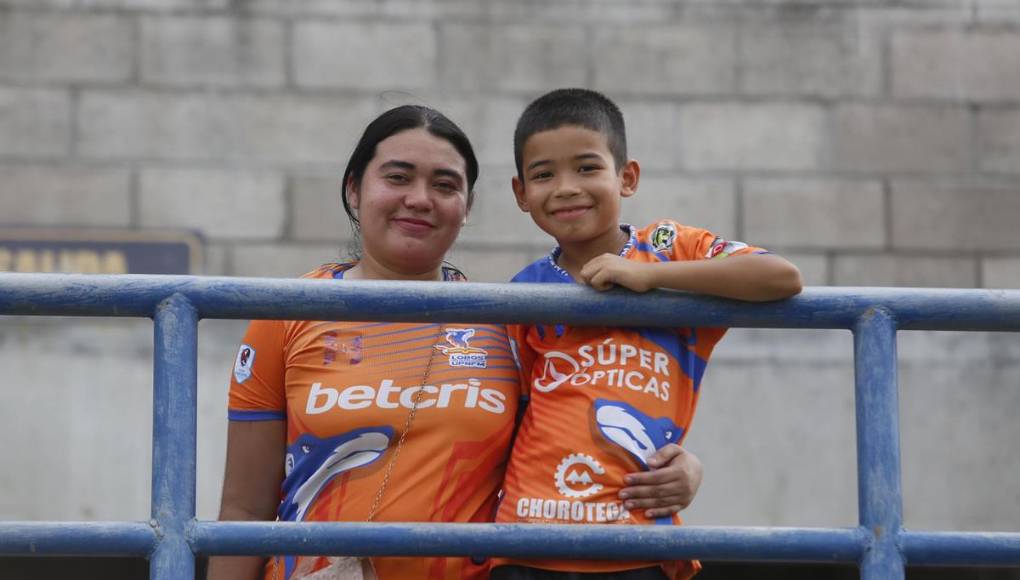 Bellas chicas y ambientazo en la vuelta del UPN-Vida: gran recibimiento al Rojo