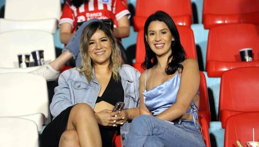 Estas hermosas chicas robaron miradas en el estadio Nacional Chelato Uclés.