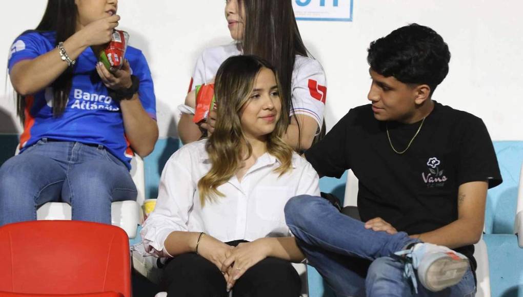 Las parejas aprovecharon a asistir al estadio Nacional Chelato Uclés para disfrutar del Olimpia vs Lobos UPNFM.