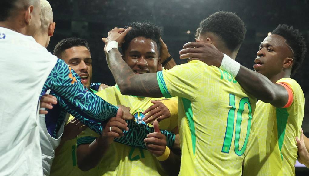 Apenas con sus 17 años ya está enamorando con su juego y lo dejó demostrado su calidad en la pasada Fecha FIFA en donde se estrenó como goleador en los duelos ante Inglaterra y España. 