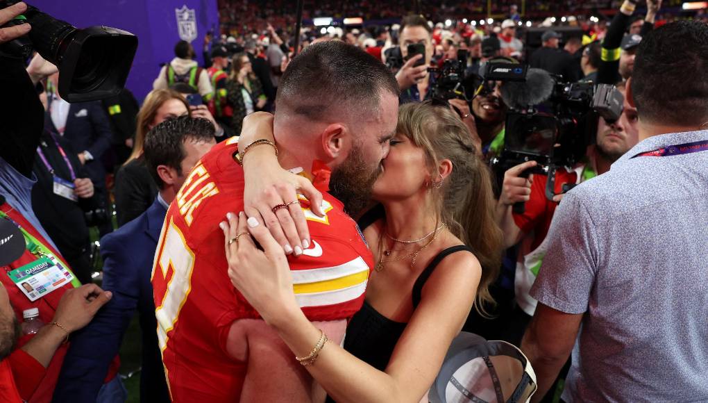 La cantante y el jugador de fútbol americano derrocharon amor tras finalizar el juego. 